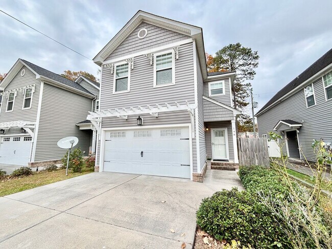 Primary Photo - Gorgeous Home in Town Center Virginia Beach!