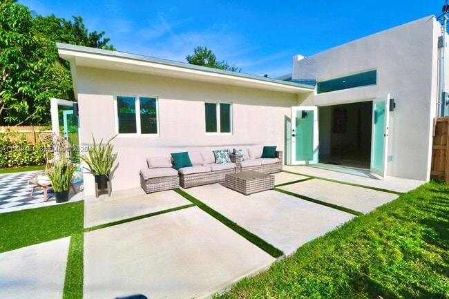 Building Photo - 2975 SW 15th St