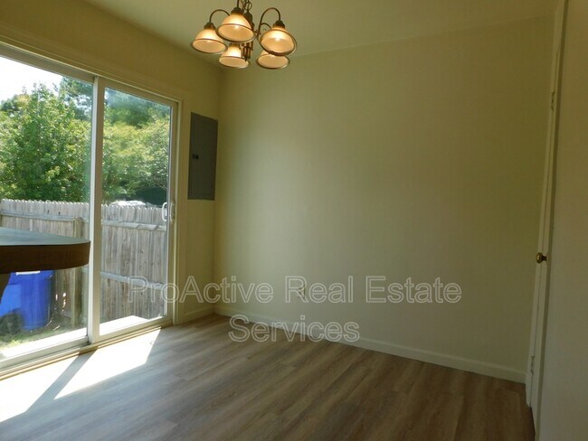 Building Photo - 215 Greenbrier Ave