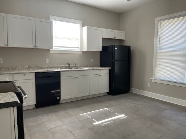 Building Photo - Newly and completely renovated 4 bedroom, ...