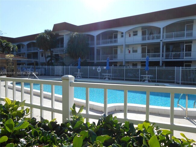 Building Photo - 581 Blue Heron Dr