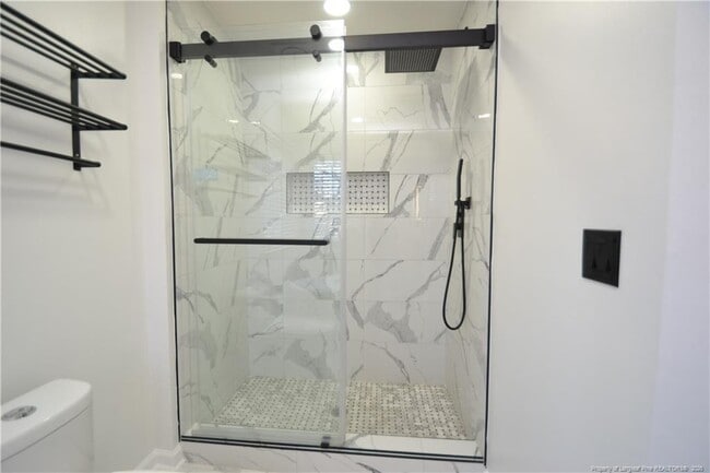 Building Photo - 900 Creek Haven Dr