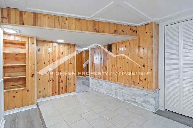 Building Photo - Charming Bungalow in Patty Jewett Neighborhood! 3bed, 2 bath, Enclosed yard, 1 car garage, carport