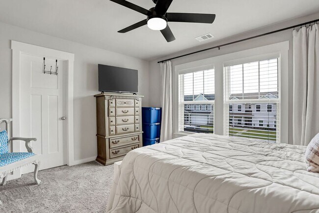Building Photo - Spacious 4 bedroom 3 bath home with loft