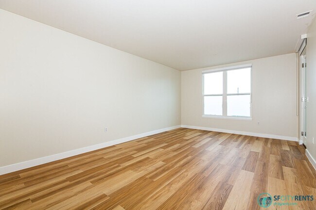 Building Photo - Bayview: Bi-Level 3 Bed 3 Bath w/ Parking,...