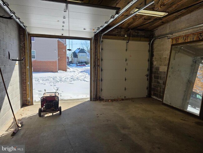 Building Photo - 115 Samdin Blvd