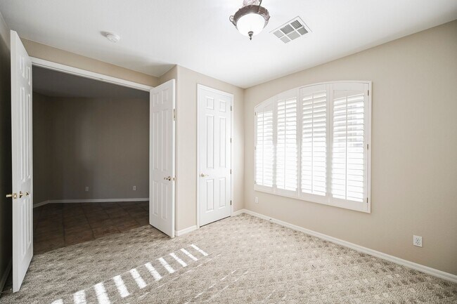 Building Photo - Beautiful 2 bd/2 bath condo in luxury gated Summerlin community ON TPC GOLF COURSE