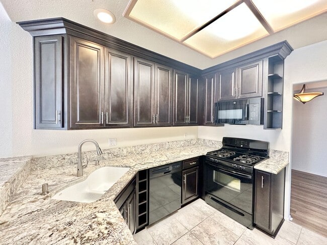 Building Photo - Beautiful Upstairs Condo Unit in the Priva...