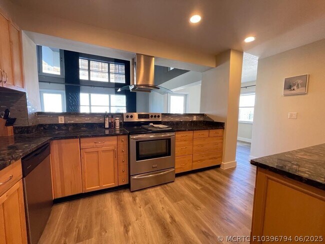 Building Photo - 401 Golden Isles Dr