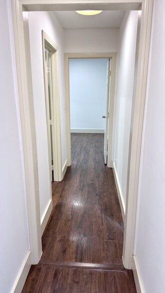 Hallway into 2nd bedroom - 2821 1/2 S Sycamore Ave
