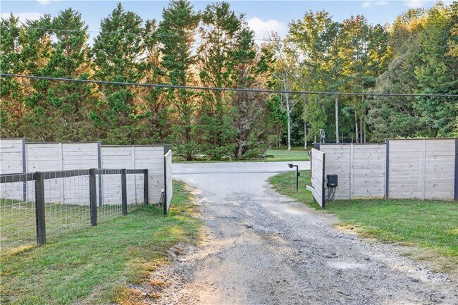 Building Photo - 1324 Ace Mcmillian Rd