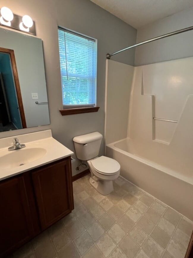 Building Photo - Three Bedroom in WILLOW RUN!