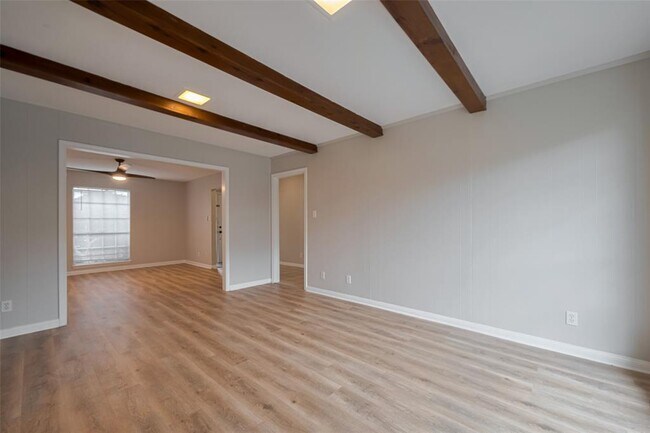 Building Photo - 605 Sorrento Dr
