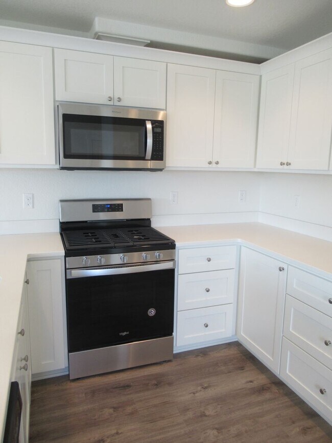 Building Photo - Newer Three Bedroom Duplex