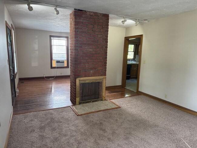 Building Photo - 1211 E Walnut St