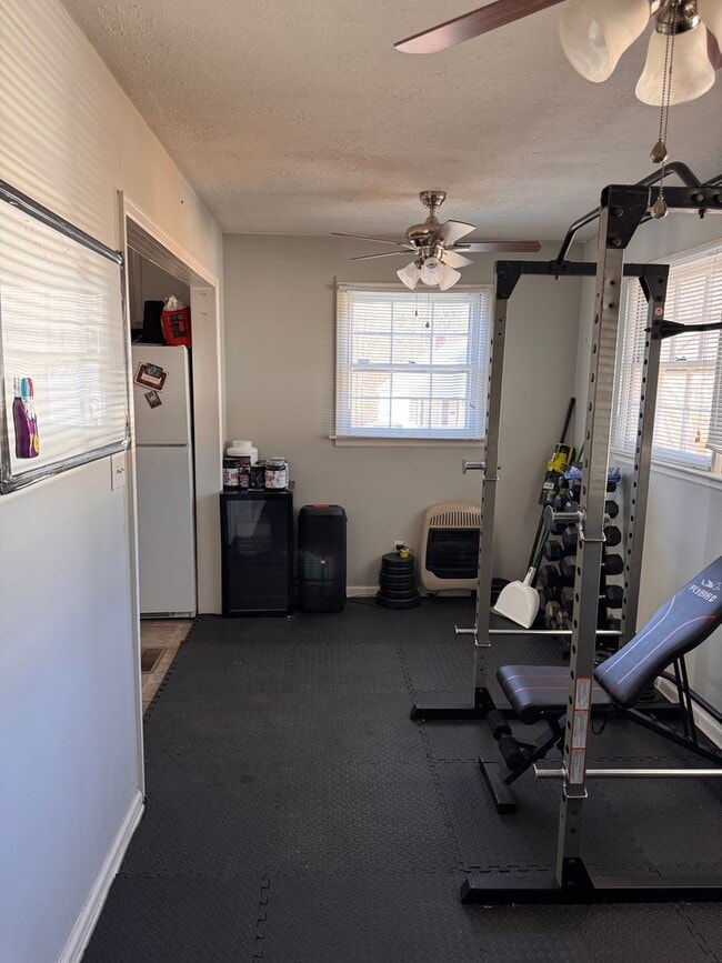 Building Photo - 2 Bedroom with Possible 3rd || 1 Bathroom - Single Family Home