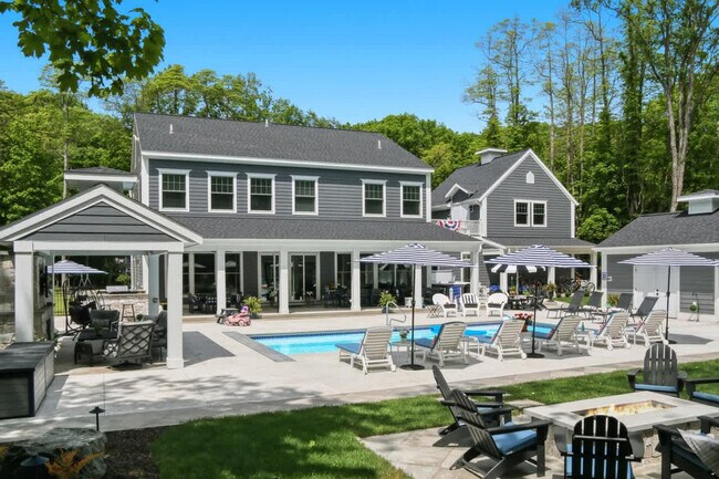 Building Photo - 2171 Lakeshore Dr