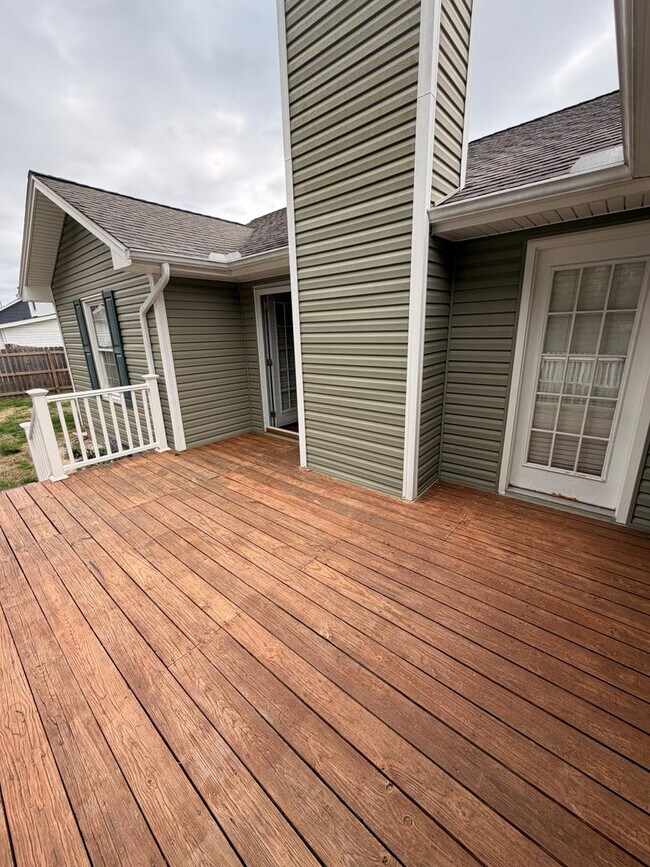 Building Photo - 3BR Home | Granite Kitchen | Fireplace | Deck | Fenced Yard