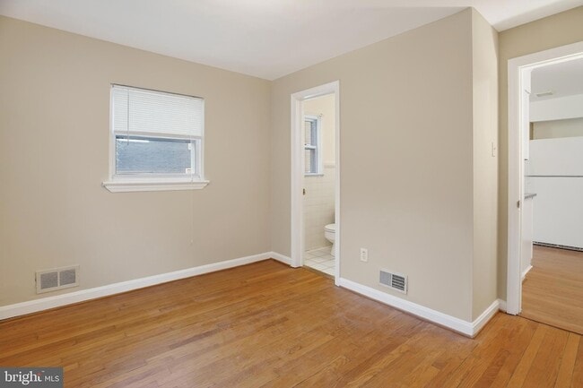 Building Photo - 5205 Saratoga Ave