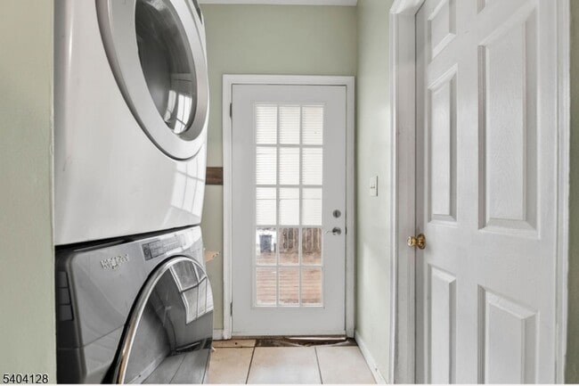 Building Photo - 15 Wales Ave