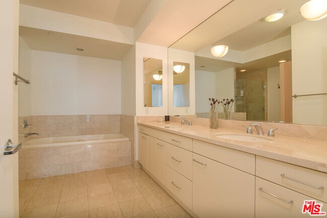 Building Photo - 13600 Marina Pointe Dr
