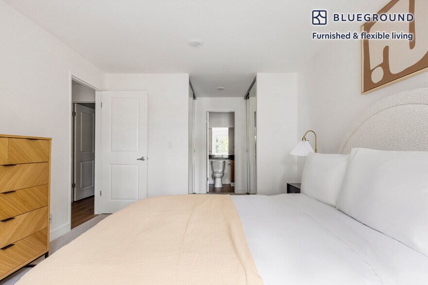 Building Photo - 600 Park View Dr