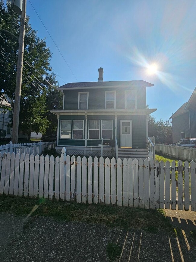 Building Photo - Big 3 bed 2 bath home