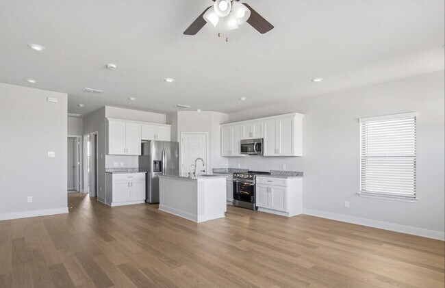 Building Photo - "Charming 3-Bedroom Duplex in San Antonio with Granite Elegance!"