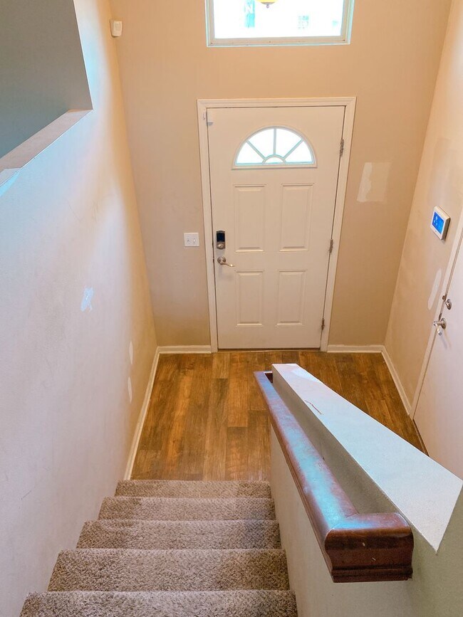 Building Photo - Beautiful 3 bed 2 bath house $1995, Glenmo...