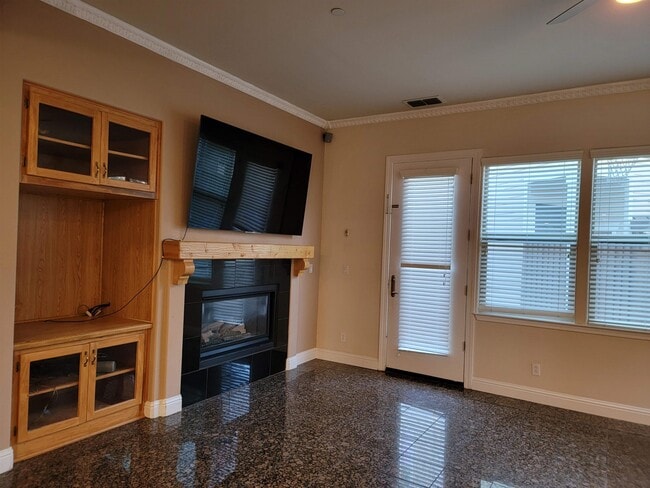 Building Photo - 469 Hawk Dr