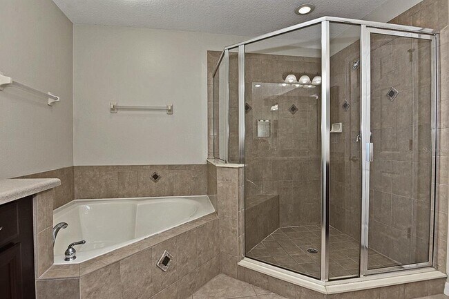 Building Photo - 807 Featherstone Ln