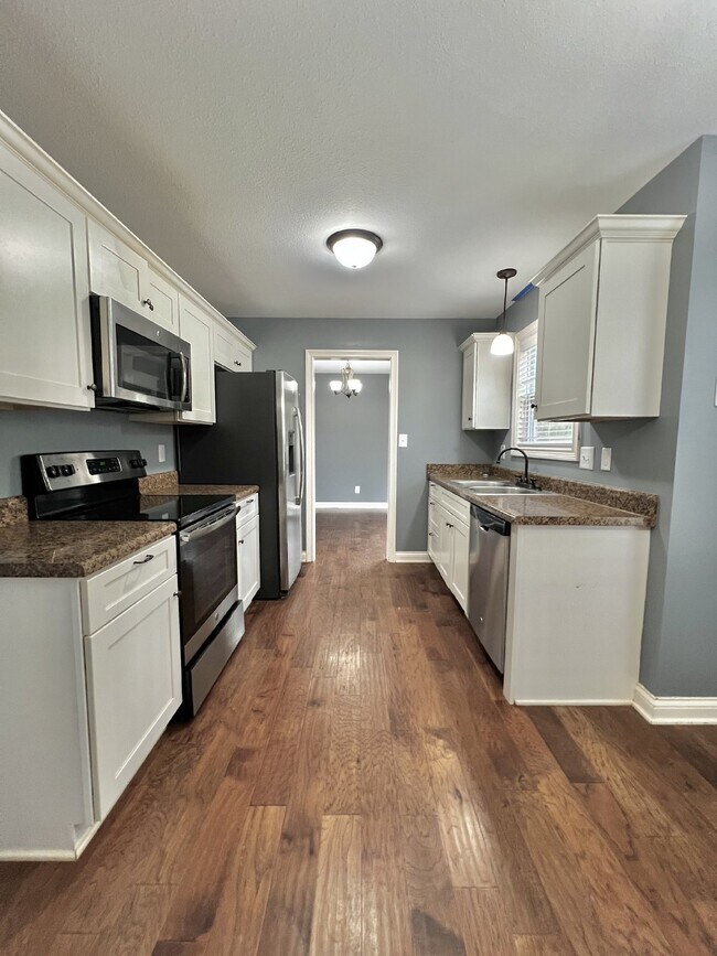 Building Photo - Charming 3BR/2.5BA Home in Clarksville! PE...