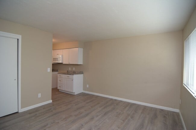 Building Photo - 2 Bedroom 1 Bath Apartment! Close to the U...