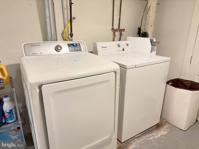 Building Photo - 2528 Poplar St