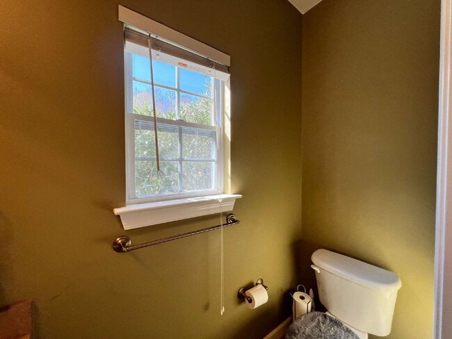 Building Photo - Spacious 4 bedroom home with POOL in sought after neighborhood and schools.