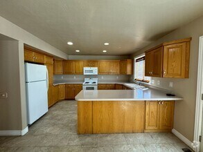 Building Photo - 3 Bed/ 2 Bath Townhome with fully fenced yard