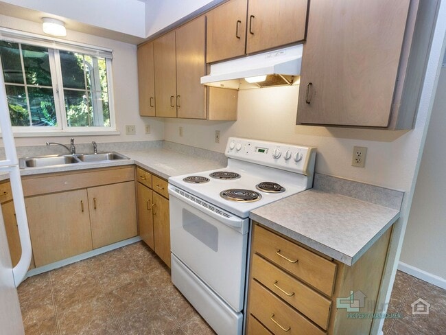 Building Photo - 3493-3493 Hawthorne Ave NE