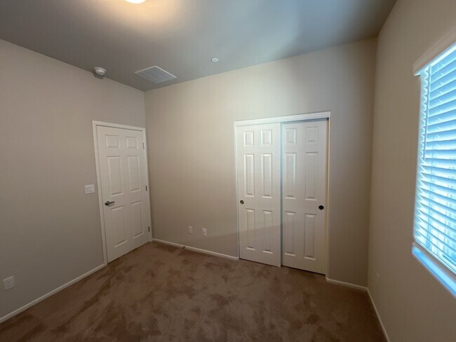 Building Photo - SHORT TERM LEASE,  Beautiful 3 bedroom 3 bathroom townhome.