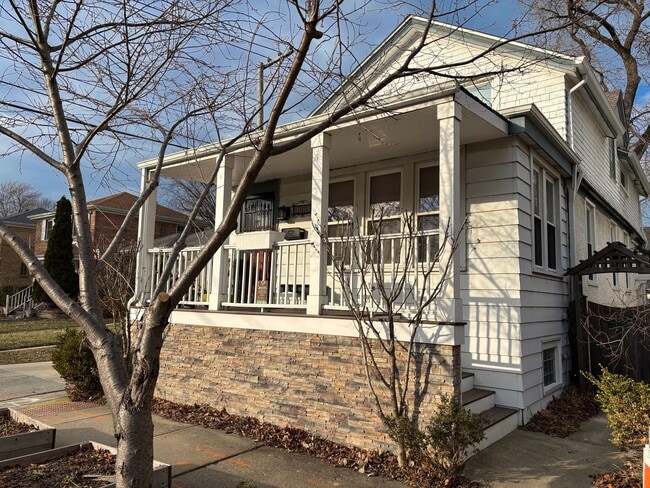 Primary Photo - Fully Furnished Beautifully Restored Vinta...