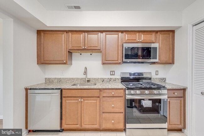 Building Photo - 3704 Fenwick Ln
