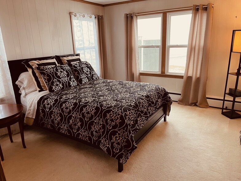 Queen Bed Master Bedroom with waterfront view - N3024 Woodland Rd