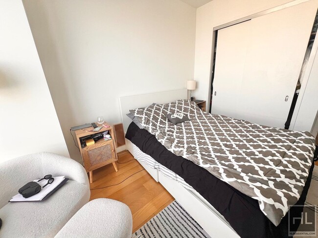 Building Photo - Furnished Luxury 1BR! WD in unit! 54th flo...