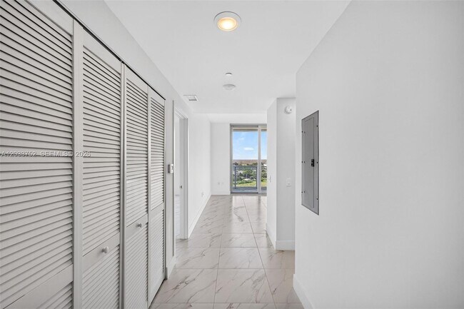 Building Photo - 2000 Metropica Wy