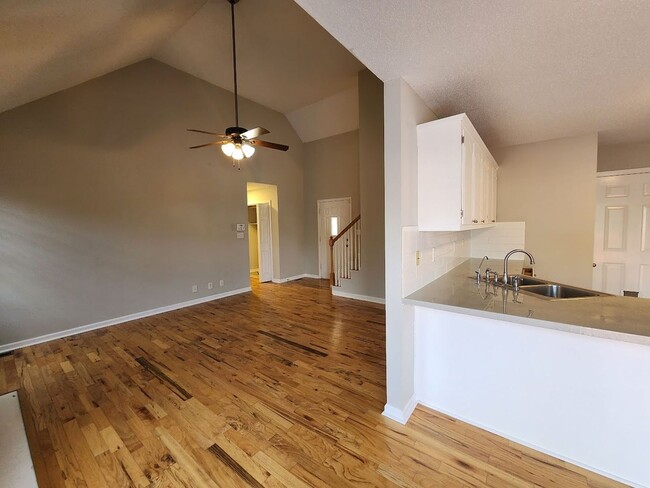 Building Photo - $1795 - 3 Beds 2 Baths + Bonus Room