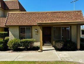 Building Photo - 2/1 Townhome with 2 car attached garage & ...