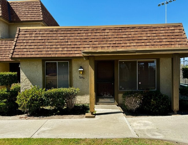 Primary Photo - 2/1 Townhome with 2 car attached garage & ...