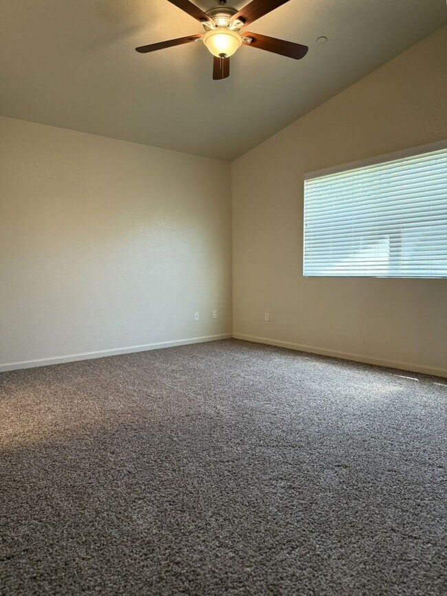 Building Photo - Don’t miss out on this 3 bedroom/2bath hom...