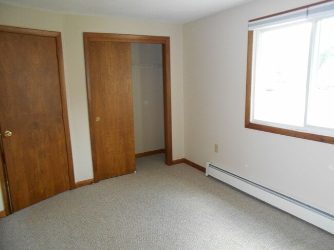 Building Photo - Derry Townhouse for Rent- 2 Bedrooms + Loft!  Available Nov 15!