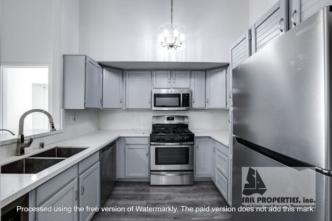 Building Photo - Stylish 3-Bedroom Condo in Gated Torrance ...