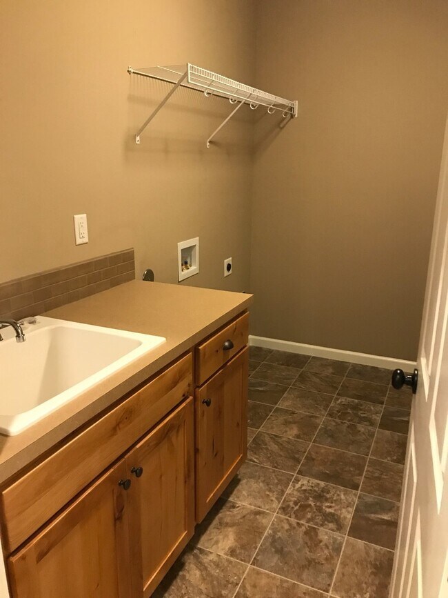 Building Photo - Single Level Home 3 Bedroom / 2 Bathroom in NW Redmond Oregon